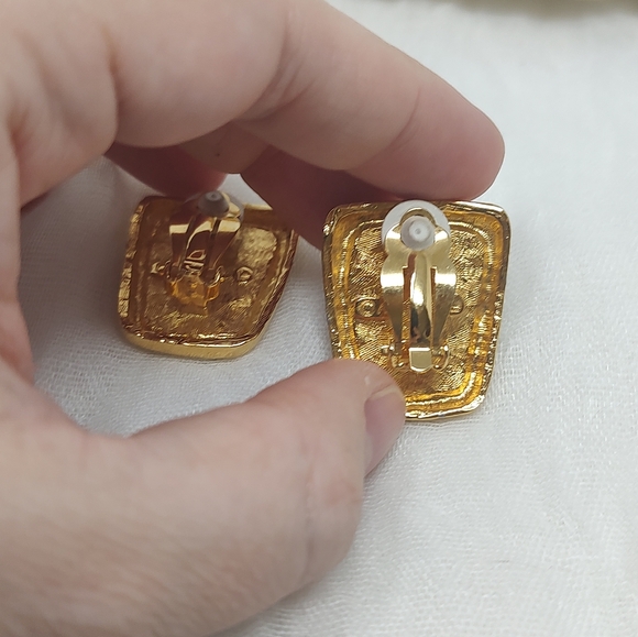 Vintage Anne Klein Gold and Black Clip-on Earrings - Picture 8 of 10